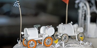 Als Paper-Art bezeichnet Leona Dollase aus dem ostfriesischen Rhauderfehn die Fantasiewelten, die sie aus Papier und Leim auf den Eiern entstehen lässt.