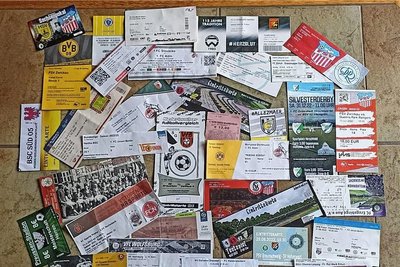 Ein kleiner Auszug aus der umfangreichen Kartensammlung des Fußball- und Eishockeyfans. 