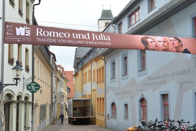 Werbebanner für „Romeo und Julia“ am Mittelsächsischen Theater Freiberg.