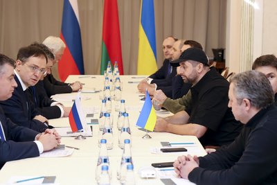 Auf ukrainischer Seite nimmt Verteidigungsminister Oleksii Reznikow an den Friedensgesprächen mit Russland in Belarus teil. Das Foto wurde von der belarussischen Staatsagentur Belta verbreitet. Auf ukrainischer Seite nimmt Verteidigungsminister Oleksii Reznikow an den Friedensgesprächen mit Russland in Belarus teil. Das Foto wurde von der belarussischen Staatsagentur Belta verbreitet. 