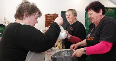 Barbara Kannewart (rechts) teilte am Dienstag in der Tafel am Wostokweg in Zwickau Lebensmittel aus.