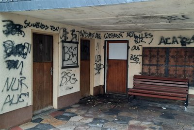 Schmierereien – hier an einem Buswartehäuschen – sind Teil des Vandalismusproblems in Thum.