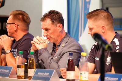 Die Führungsriege des Chemnitzer FC. In der Mitte: Helmut Brunhuber.