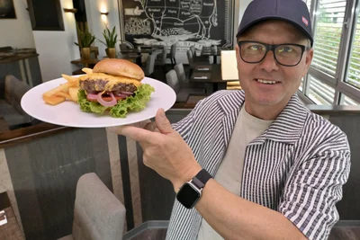 Mike Fischer mit dem Dry Aged Beef Burger im Restaurant „Filetstück“ in Zwickau.