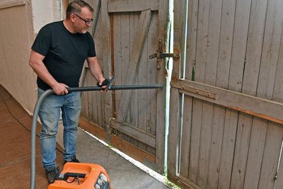 Putz der Festhalle, auch Ortsvorsteher Thomas Scheumann mit Staubsauger im Einsatz.