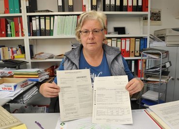 Effi Seifert zeigt den Brief der Gewerbeauskunft-Zentrale (links) und einen Steuerbescheid. "Zwei unterschiedliche Schreiben. Aber bei Hektik und viel Geschäftspost? Könnte ja auch eine Statistik-Erfassung sein."
