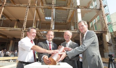 Das Gerippe aus Stahl, das in den nächsten zwei Jahren zum vogtländischen Behördensitz ausgebaut werden soll. Der Plauener OB Ralf Oberdorfer, Innenminister Markus Ulbig, Landrat Tassilo Lenk und Architekt Hanns-Peter Wulf (von links) haben am Dienstag den Grundstein gelegt.