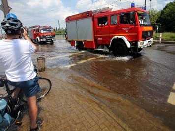 Das Wasser steht in manchen Straßen schon 30 Zentimeter hoch, der Strom ist abgestellt - doch viele der vom Hochwasser bedrohten Magdeburger wollen ihre Häuser nicht verlassen.