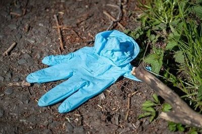 Eine Frau aus Auerbach erkrankt an Covid-19 und wird zu Hause isoliert. Am elften Tag nach dem ersten Fieber stirbt sie, ohne ärztlich versorgt worden zu sein. Die Angehörigen sind fassungslos.