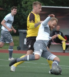 Für dieses Foul in der ersten Halbzeit wurde Patrice Göll vom BSC (l.) nicht verwarnt. In der zweiten Hälfte leistete er sich allerdings zwei Aussetzer und wurde vorzeitig vom Feld geschickt. 