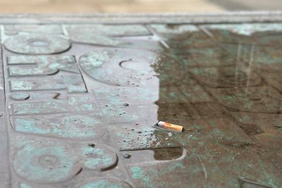 Das Flachrelief erinnert an die erste Massendemonstration vom 7. Oktober 1989.