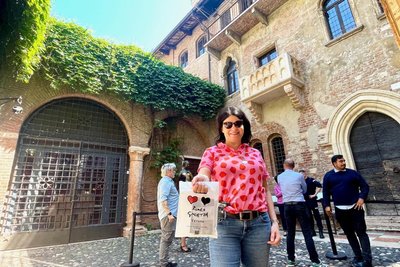 Wo sich Romeo und Julia einst trafen: Reporterin Heike Hubricht 2025 auf den Spuren des berühmten Liebespaares am Balkon am „Haus von Julia“ in Verona. Dieser befindet sich in der Via Cappello 23 ist inzwischen zu einem äußerst beliebten Touristenziel in der norditalienischen Stadt geworden. Dafür steht die bronzene Statue von Julia: Wer sie berührt, soll Glück in der Liebe haben. Gäste sollten unbedingt online vorbuchen. Doch es lohnt sich. Tipp für spontane Besucher: Mit etwas Glück kann man wenigstens in den Museumsshop – an Julias Balkon vorbei. Und überall in der Stadt begegnet man den Handlungsstätten der berühmten Tragödie von William Shakespeare. Auch das „Haus von Romeo“, eine kleine mittelalterliche Festung, kann besucht werden. Im ehemaligen Kapuzinerkloster, Via della Pontiere in Verona, befindet sich Julias Grabmal.