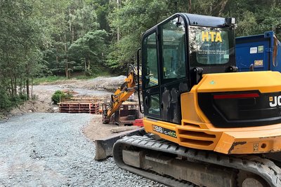 Die Baustelle am neuen Radweg von Thum nach Herold – hier der Bereich einer Überquerung des Jahnsbachs – ist ebenfalls schon Ziel von Vandalen und Dieben geworden.