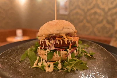 Linsen, Rote Beete, Limetten-Koriander-Creme und mehr: der vegetarische Burger im Lokal „Alex“ in Zwickau.