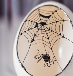 Heinz Schader hat im Tiffany-Stil Drahtgeflecht und Glas kombiniert und auf oder in Eier gelötet.