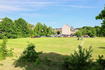 Auf dem Sportplatz "Roter Hügel" in Meerane soll am Samstag nach jahrzehntelanger Pause wieder der Ball rollen. Die Groundhopper-Szene ist schon voller Vorfreude.