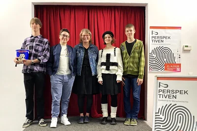 Teil der Jugendjury sind Nils Frackowiak, Pepe Riedel, Leni Meyer und Eugene Gebauer (v.l.n.r.). Zusammen mit Projektleiterin Frauke Wetzel (Mitte) wurde aus 80 Filmen ein ausgewähltes Programm Filmen zusammengestellt.