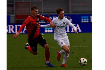 Mika Clausen war gegen den SV Wehen Wiesbaden an vielen Offensivaktionen seiner Veilchen beteiligt.