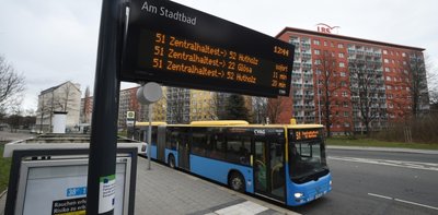 Sonst sind auf den Tafeln, wie hier auf dem Bild, die Abfahrtszeiten zu lesen. Derzeit ist darauf nichts zu erkennen.
