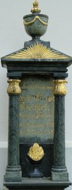 Der aus Zöblitzer Serpentinit gearbeitete Grabstein von Friedrich Ehregott Drechsel wurde jüngst frisch restauriert.