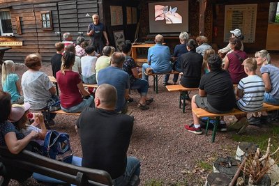 Zu Beginn der Fledermausnacht in der Naturschutzstation Herrenhaide hat der Chemnitzer Experte Reimund Francke einen Vortrag gehalten.