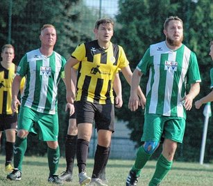 Seiten gewechselt: Patrick Richter (M.), hier bei der Partie in Claußnitz, ist einer der Altmittweidaer Spieler, die zuvor auch für Germania Mittweida aufgelaufen sind. 