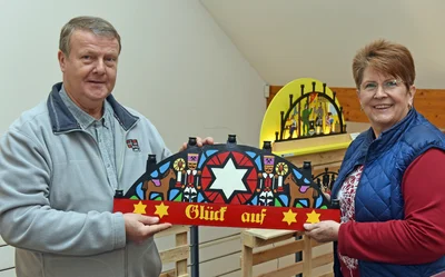 Heike und Wolfgang Lorentz aus Niedersachsen präsentieren 87 Schwibbögen im Oederaner Museum. 