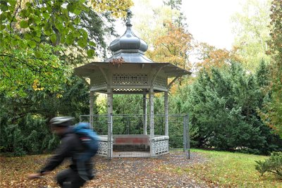 Der Pavillon im Albertpark Freiberg ist derzeit durch einen Bauzaun abgesperrt. Wie geht es weiter?
