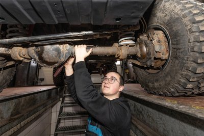 Jacky-Lee Röber aus Cranzahl macht aktuell ein Praktikum in der Kfz-Werkstatt. Um den Nachwuchs bei Laune zu halten, lässt Meyer die Praktikanten auch Oldtimer mit restaurieren.