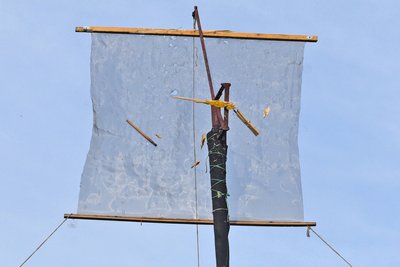 Endgültiger Volltreffer eines knappen Geschehens: Der Holzadler bestand nur noch aus zwei Brettschnipseln, die schwer zu treffen waren.