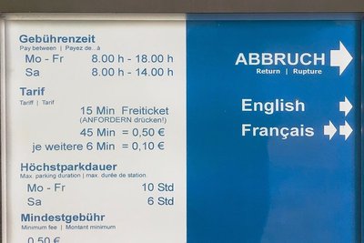 Der feine Unterschied: Der Parkscheinautomat an der Erbischen Straße bietet Freitickets für 15 Minuten an, ...