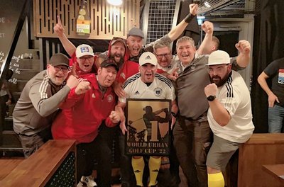 Das Deutsche Team ist Weltmeister: (von links) Claudio Orlik (X-Golf Brothers Baden-Württemberg), Sven Jacob (Crossgolf Plauen), Thomas Papke (X-Golf Brothers Berlin/Teammanager),Vincent Stoulk (Team Frankreich), Norman Dick (Crossgolf Aachen), Michael Pauels (Crossgolf Aachen), Rastislav Dominik (GolfFellas Stuttgart/Teammanager), Thomas Sueß (Crossgolf Aachen), Maximilian Jaskulski (Crossgolf Aachen). Der Franzose schmuggelte sich mit auf das Siegerfoto und jubelte mit den Deutschen. 
