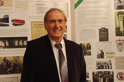 Eberhard Tempel kann sich freuen. Seine ehemaligen Schüler haben das Leben gemeistert. Mit Interesse betrachtete er die Ausstellung zur Geschichte der Schule.
