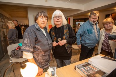Waldraut Schmidt (links) und Liane Kümmerl (daneben) haben die Ausstellung über den jüdischen Rechtsanwalt Dr. Isidor Goldberg und die Ereignisse vor und nach der Machtergreifung der Nazis in Plauen zusammengestellt.