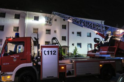 In der Nacht zu Freitag wurden Feuerwehr, Polizei und Rettungskräfte zu einem Wohnhaus in Aue gerufen.