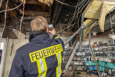 Ein Feuerwehrmann setzt eine Wärmebildkamera ein. Das Foto entstand nach einem Brand in Auerbach.