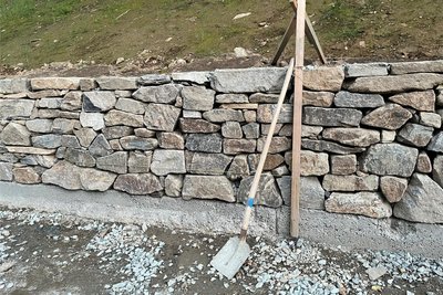 Auch Schaufeln waren lange nach Feierabend an der frei zugänglichen Baustelle zu finden.