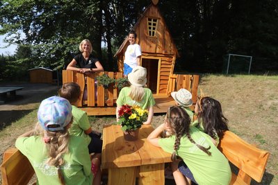 Julia Mauersberger (hinten l.) und Lisa Dittrich im Spielhaus der Wohngruppen Lichtenberg.