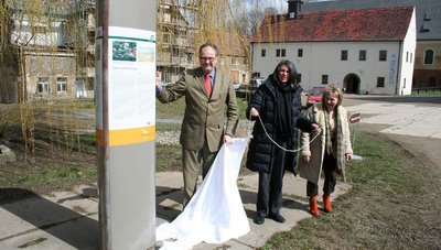 
              <p class="artikelinhalt">SBG-Direktor Christian Striefler, Christa Röthle von der SIB und Ingrid Welzig, Leiterin des Klosters Altzella, (v. l.) weihten am Freitag im Kloster Altzella eine Stele ein, die Auskunft über abgeschlossene, laufende und geplante Baumaßnahmen gibt. </p>
            