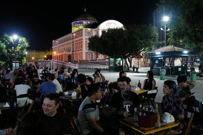 Den Abend zuvor konnte die Gruppe mit Säften, Bier (duplo malte) und anderen leckeren Kleinigkeiten im "African House" gleich vor dem Teatro Amazonas  ausklingen lassen und sich gegenseitiger Gesellschaft erfreuen.