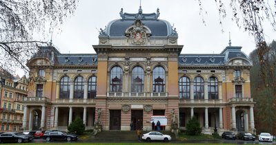 Leni Berger aus Irfersgrün wollte sich in Karlsbad erholen. Im Bild ist das Kaiserbad zu sehen. Corona machte ihr einen Strich durch die Rechnung, so dass sie ihren Aufenthalt vorzeitig abbrechen musste. Am Ende gab es Ärger ums Thema Geld 