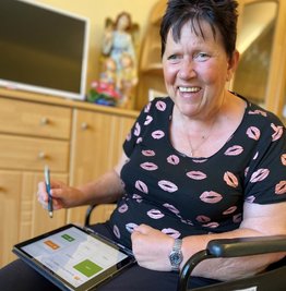 Nach einem Schlaganfall hat sich Bärbel Horn zurück ins Leben gekämpft. Mit der Therapie-App der Plauener Studienakademie hat sie fleißig geübt. 