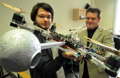 
              <p class="artikelinhalt">Oliver Simmank (li.) und Andreas Rehkopf forschen am Bau eines Klein-Hubschraubers mit acht Antrieben. In der "Kugel" vorn links befindet sich ein Rotor, der eine sichere Navigation ermöglicht.</p>
            