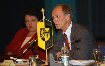
              <p class="artikelinhalt">Da saßen sie noch zusammen: Die Parteifreunde Tassilo Lenk und Anneliese Ring auf einer Kreistagssitzung im Jahre 2004. Nach dem Beschluss vom Donnerstag sind ihre Tage an Lenks Seite gezählt.</p>
            