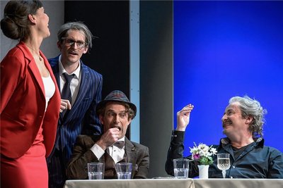 Sie begeisterten zur Premiere der Komödie "Zwei Lügen, eine Wahrheit" im Freiberger Theater: Susanna Voss als Catherine, Peter Peniaška als ihr Mann Philippe, Martin Ennulat, der den Rechtsanwalt Edouard spielt, und Andreas Pannach als Marc (v. l.). Nicht mit im Bild: Anna Bittner als Justine (und als "Frau zwischen den Szenen") und Robert Kapelle als Samuel (und ebenfalls zuständig für den Szenenwechsel). 