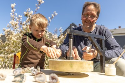 Beim Familientag am Sonntag und am Sonntag, den 13. Mai können Interessierte mit Pastor Dirk Franzmann Edelsteine schleifen. Mit im Bild: Nathanael Röger. 