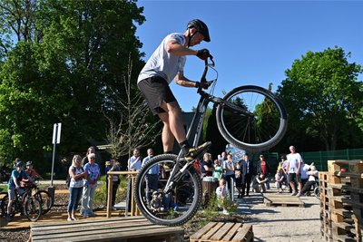 Robin Lehnert von der Trialschmiede Claußnitz zeigte bei der Eröffnung des Bikeparks, was Trial-Sportler drauf haben.