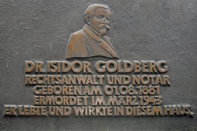 Mit dieser Gedenkplatte wird in Plauen an Dr. Isidor Goldberg erinnert. Sie befindet sich am Haus Krausenstraße 2, der ehemaligen Wirkungsstätte Goldbergs.