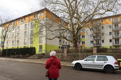 Das Seniorenzentrum „Am Schwanenteich“ in der Zwickauer Parkstraße. Im Gebäudeteil links befinden sich die Pflegeeinrichtungen, im rechten Gebäudeteil das betreute Wohnen.