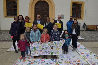 Die Landtagsabgeordneten Steve-Johannes Ittershagen (CDU), Jana Pinka (Linke) und Henning Homann (SPD) (hinten Mitte von links nach rechts) nehmen von Kindern gestaltete Plakate entgegen, auf denen mehr Betreuungspersonal für Kitas gefordert wird. 